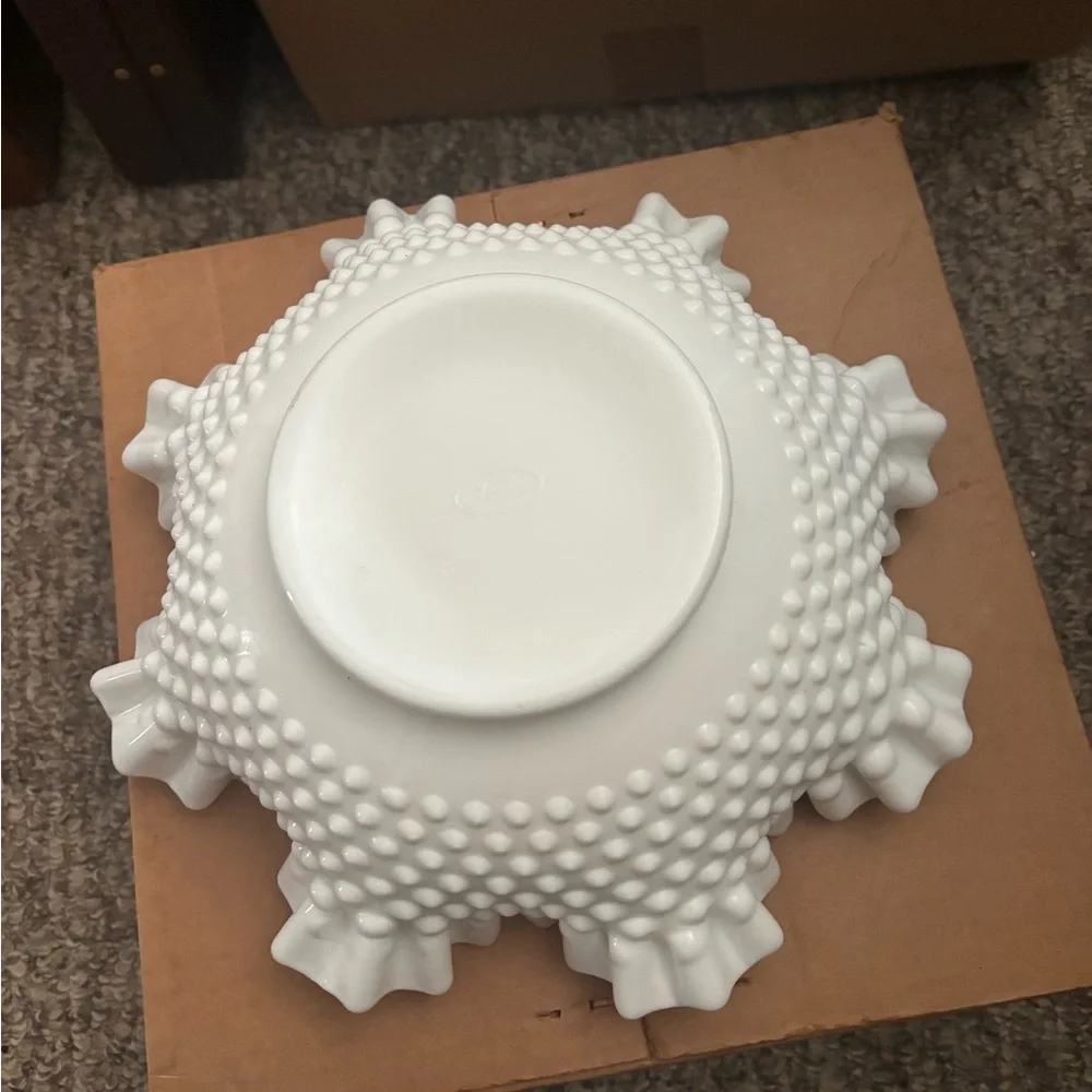 Elegant White Ruffled Edge Serving Bowl - Picture 2 of 7